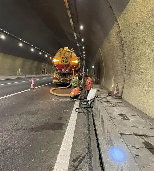 资阳隧道排水渠清淤